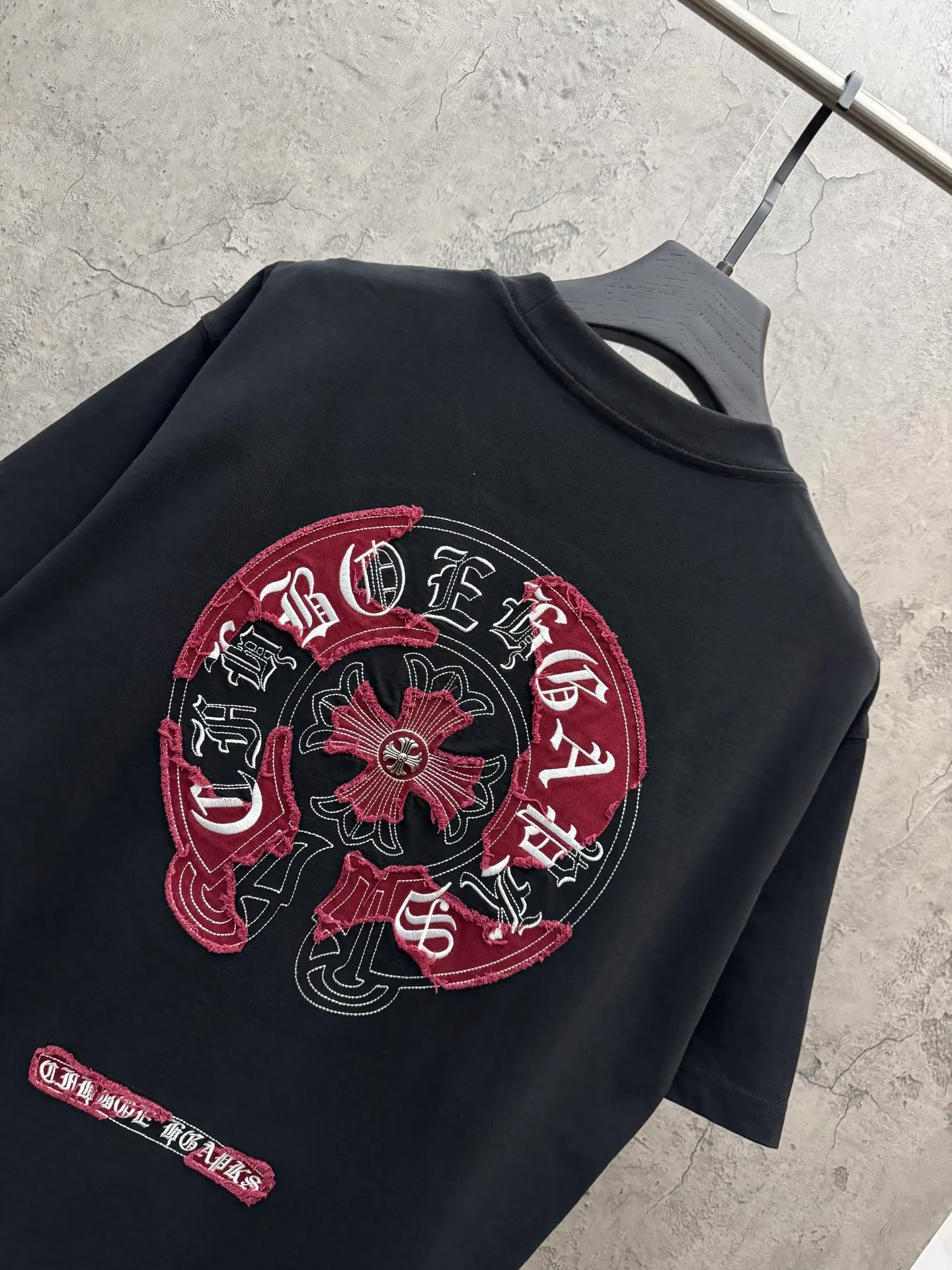 P180 top version, real shot without P, ​​different from market currency) 𝗖𝗵𝗿𝗼𝗺𝗲 𝗛𝗲𝗮𝗿𝘁𝘀/Croxin 2026 spring new original single counter American laser burnt patch embroidered couple short sleeves 👑The highest version! Customized fabric 300 grams, best-selling model at the counter, very comfortable to wear. Accessories: original molded and authenticated collar label ➕ 100% silk wash water label. Genuine purchase-grade original hangtag➕matching hanging rope➕3D hanging beads➕original packaging bag. Craftsmanship: The original version has consistent wiring! The highest version of the armhole matching technique! Color: White Black Size: S M L XL Style No.: 26-2025